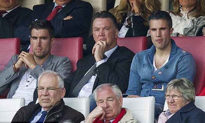 Khi nhà cầm quân người Hà Lan nắm quyền tại “Quỷ đỏ”, ông sẽ trao chiếc băng thủ quân CLB cho Robin van Persie,