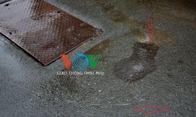 Dấu vết tại hẻm 97B - nơi anh Nhựt bi thanh niên đi xe máy đâm trúng.