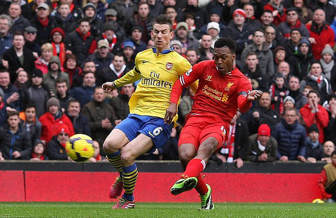 Arsenal (áo vàng) thua sốc tại Anfield.