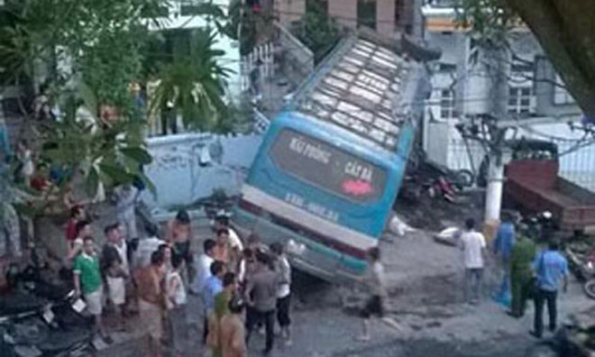 Mất phanh, xe khách 'hỏi thăm' trạm biến áp