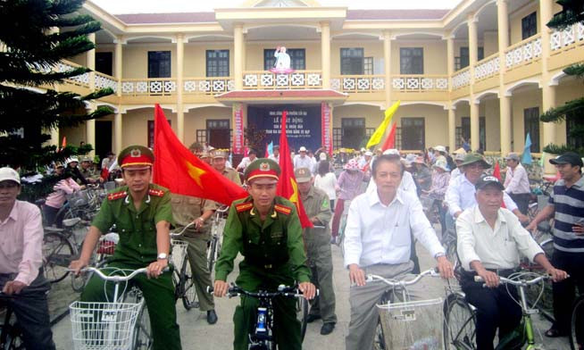 Cán bộ và người dân Hội An hưởng ứng đi xe đạp