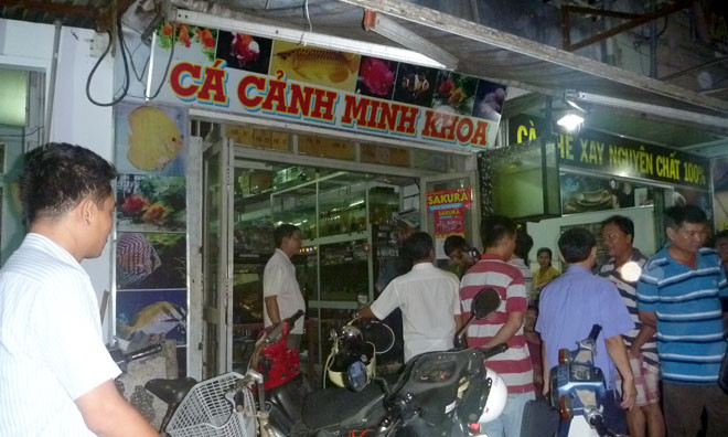 Cơ quan chức năng đang đang điều tra tại hiện trường vụ án.