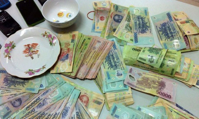 Công an cũng đã thu giữ hàng trăm triệu đồng, 2 xe ô tô, 30 xe máy cùng nhiều vật dụng khác. Ảnh: Minh họa.