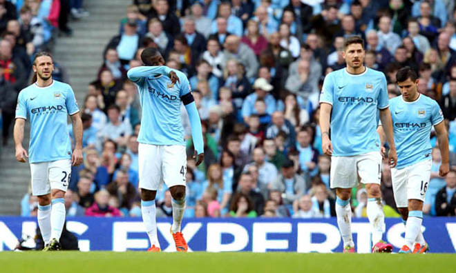 Chủ tịch Khaldoon Al Mubarak (phải) quyết tâm thắt chặt chi tiêu 