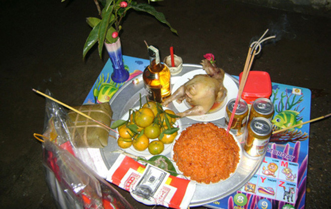 Mâm lễ cúng giao thừa ở ngoài trời của người Việt (Ảnh minh họa - Nguồn: Báo Gia Lai)