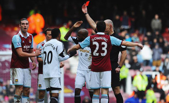 Carroll nhận thẻ đỏ trong trận đấu với Swansea City.