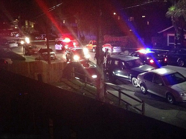 Cảnh sát tại hiện trường ở gần Đại học California-Santa Barbara. Ảnh: Daily Mail.