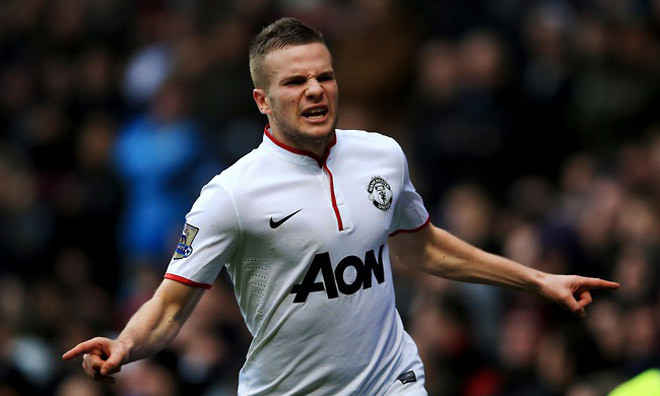 CĐV Anh quay lưng với Cleverley 
