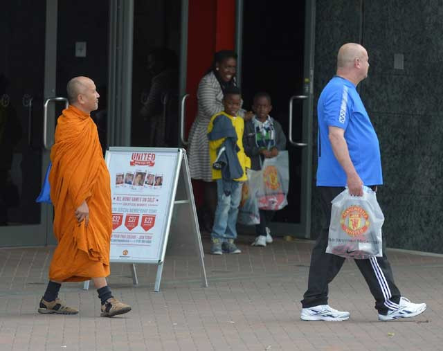 Sau trận thua của Man United trước Swansea ở vòng đấu khai mạc Premier League, các nhà sư Tây Tạng xuất hiện tại sân Old Trafford.