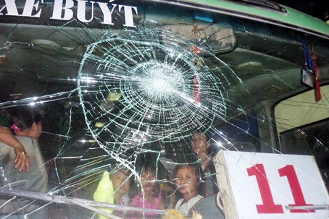 Kính xe buýt bị đập vỡ.