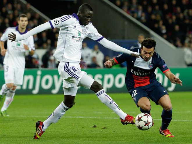 Cheikhou Kouyate (áo trắng) nằm trong tầm ngắm của Arsenal 