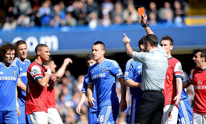 Gibbs đã nhận thẻ đỏ oan.