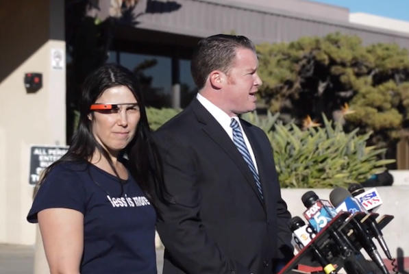 Cecilia Abadie và luật sư tại toà án San Diego