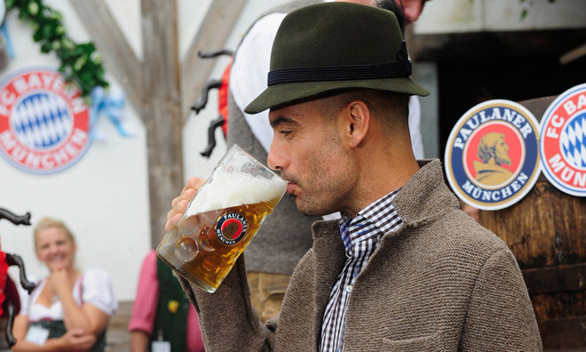 Pep đánh cược một chầu bia với các phóng viên về chuyện Rooney có ra sân hay không.