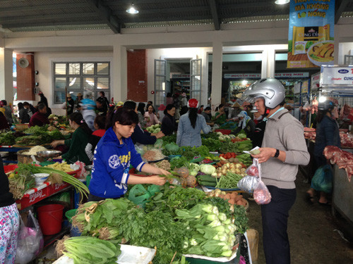 Đà Nẵng: Thi nhau đội giá ở phiên chợ ngày 30 Tết