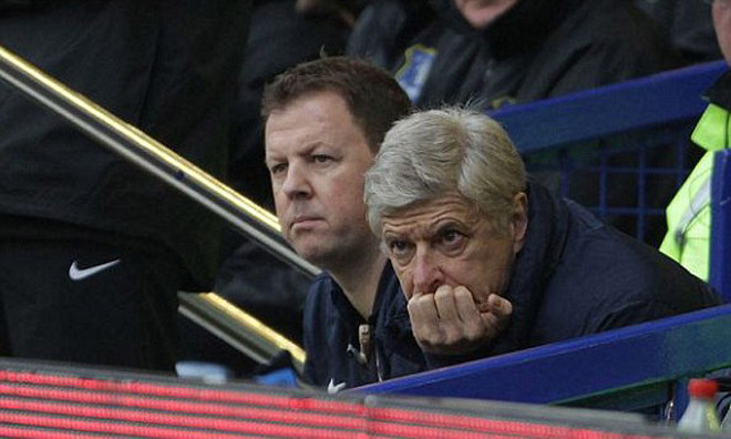 Wenger lại một lần nữa bị CĐV nhà quay lưng.