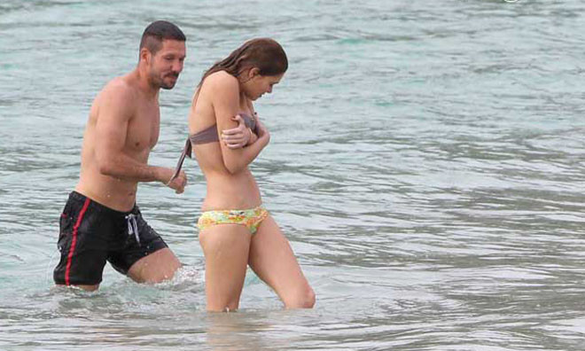 Simone và Carla trong kỳ nghỉ hè tại Ibiza.