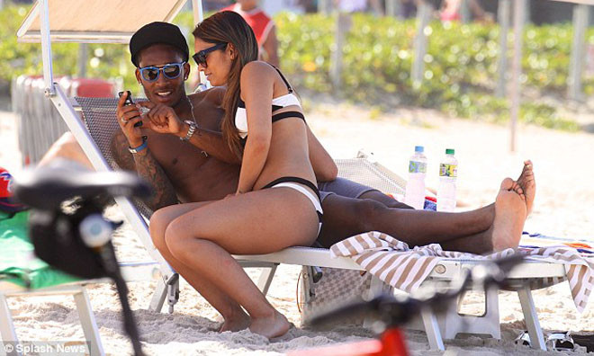 Các học trò của Van Gaal có một ngày vui vẻ với vợ và bạn gái sau vòng bảng.