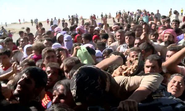 Người dân mắc kẹt trên núi đổ xô tới trực thăng đưa đồ tiếp tế.