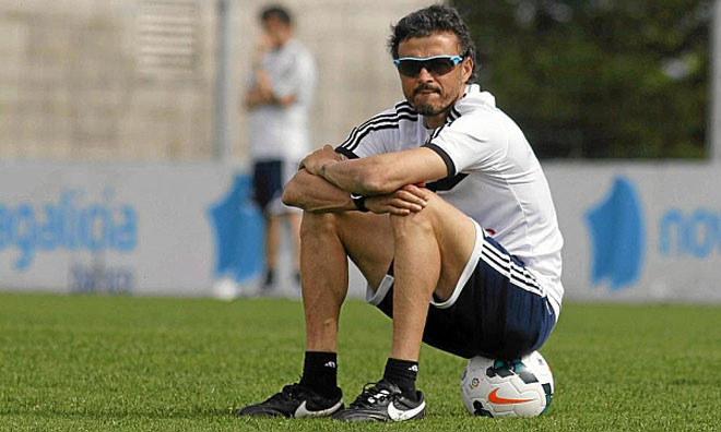 Enrique đã chính thức ngồi vào ghế nóng tại Barcelona. 