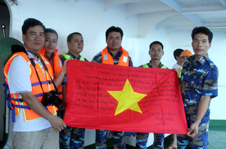 Tiếp nhận lá Quốc kỳ các chú gửi về đất liền tặng các cháu nhân ngày Quốc tế Thiếu nhi 1/6.