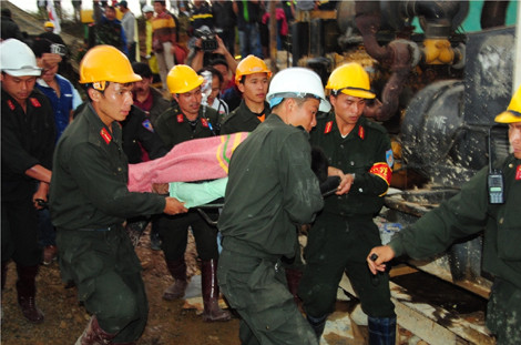 Giải cứu nạn nhân khỏi hầm sâu.