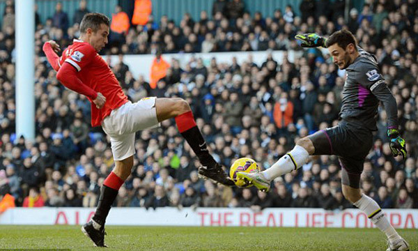 Van Persie đối mặt với thủ thành Tottenham.
