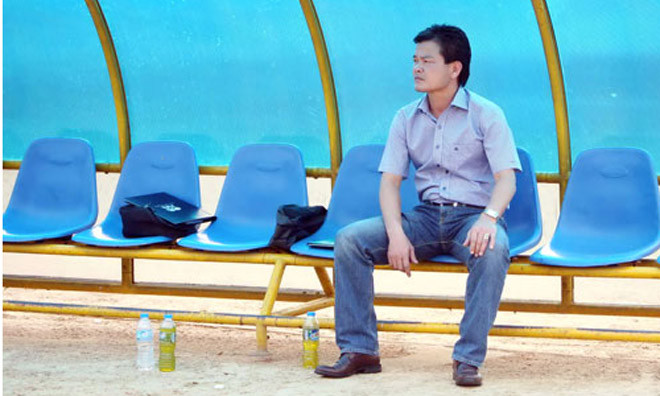 HLV Nguyễn Văn Sỹ giờ đây chỉ biết lặng lẽ khi niềm tin bị các học trò mang ra cá cược. Ảnh: Dũng Phương.