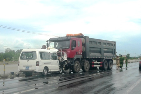 Một vụ TNGT ở Quảng Trị (ảnh: Đăng Đức) 