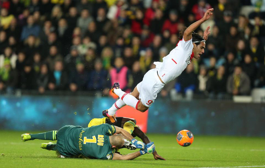 AS Monaco (áo trắng) không còn bị chính sách thuế má ngáng đường ở Ligue 1