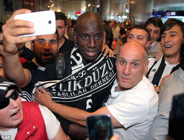 Demba Ba và các đồng đội nhận doping tiền từ lãnh đạo