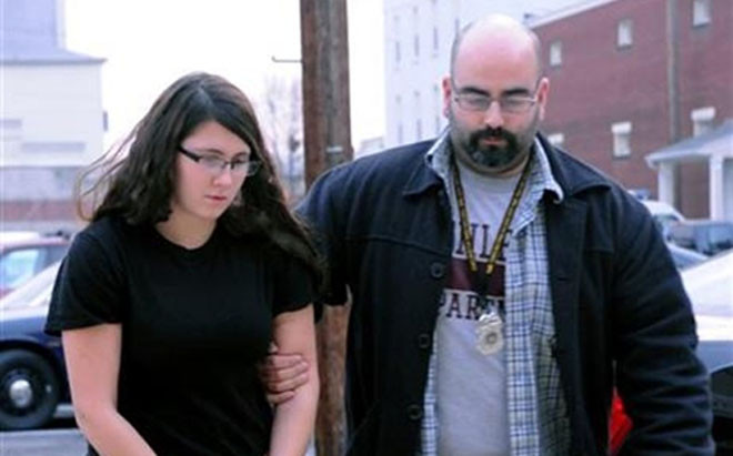 Chân dung nữ sát thủ 19 tuổi (trái)