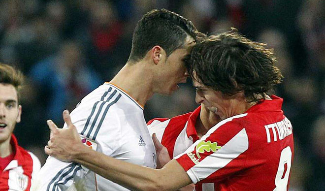 Ronaldo va chạm với cầu thủ đối phương 