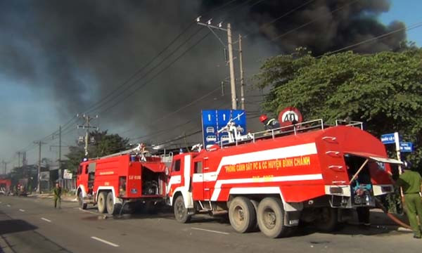 Khói đen bốc kín trời.