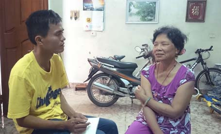 Bà Nguyễn Thị Hiền trao đổi với PV