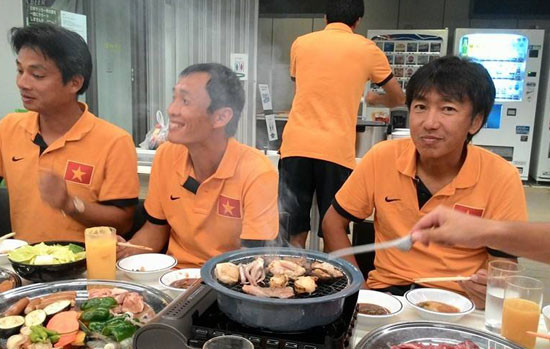 HLV Miura và các trợ lý trong chuyến tập huấn tại Nhật Bản. Ảnh: Ngôi sao.