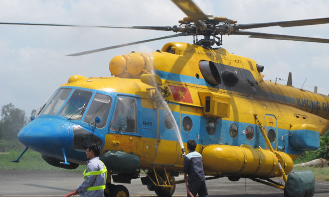 Trực thăng về Sân bay Cà Mau sau nhiều giờ tìm kiếm.