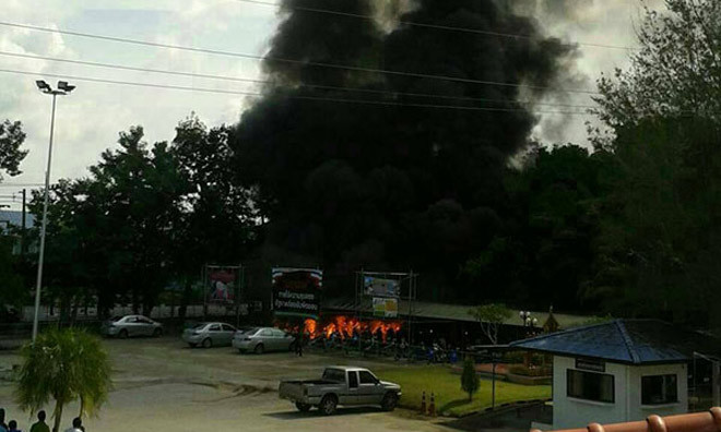 Cột khói bốc lên từ bãi đậu xe của bệnh viện Khok Pho vào lúc 9g30 hôm nay. 
