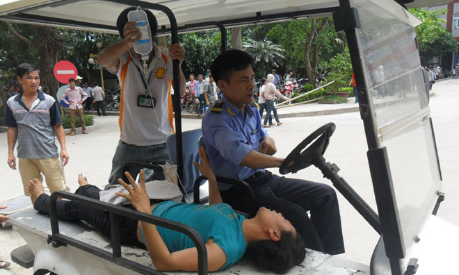 Một số công nhân bị chóng mặt, nôn... phải nhập viện sáng 19/5. Ảnh: Phạm Nhài 