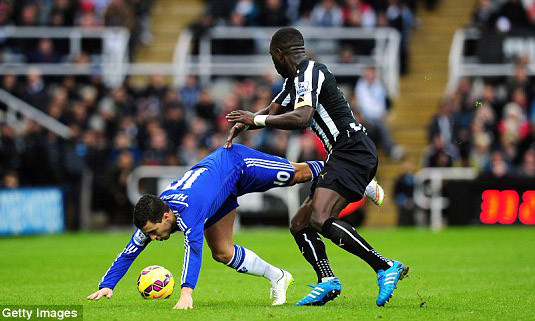 Chelsea (áo xanh) quỵ ngã ở miền đất dữ St Jame Park.