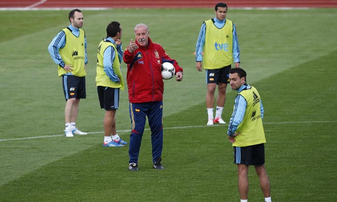 HLV Del Bosque có thể phải trả giá đắt khi vẫn đặt niềm tin vào tiki-taka và Barcelona.