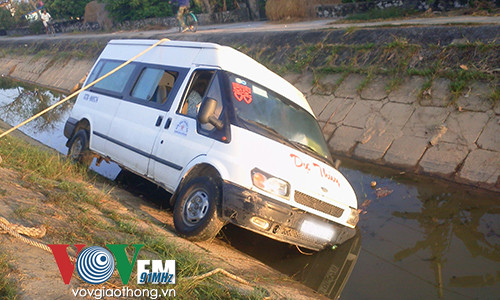 Tài xế say rượu, xe 16 chỗ lao xuống kênh... tắm giữa đêm