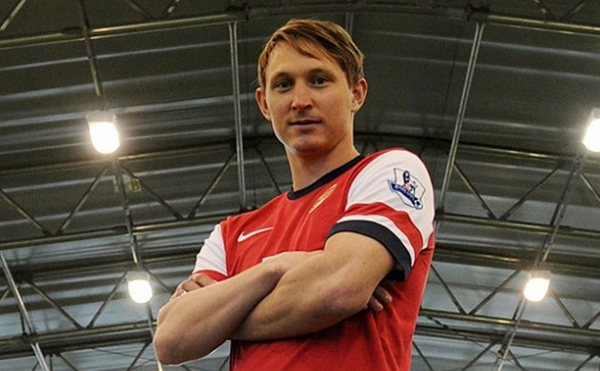 Kallstrom chấn thương ngay buổi tập đầu tiên cùng Arsenal .