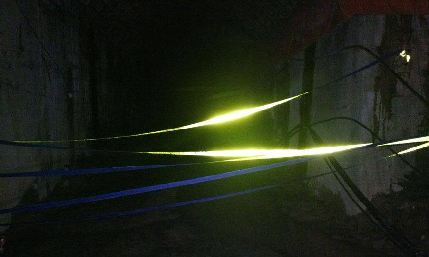 Rào lối vào hầm để đảm bảo an toàn và bảo vệ hiện trường . Ảnh: Lê Hữu Việt.