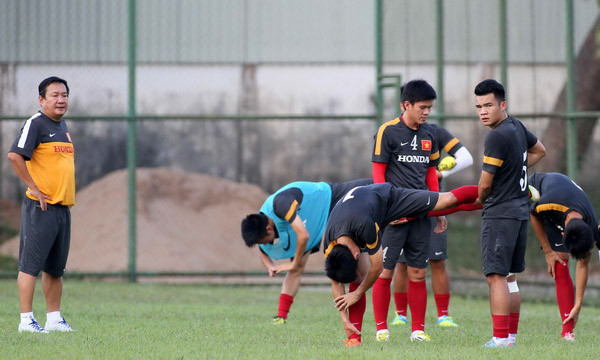 HLV Hoàng Văn Phúc và các cầu thủ