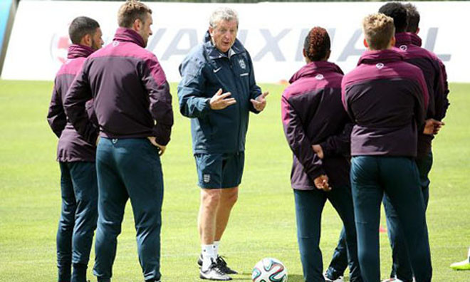 Roy Hodgson và các học trò. 