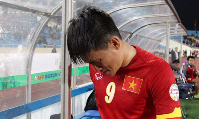 Công Vinh buồn bã. Ảnh: Zing