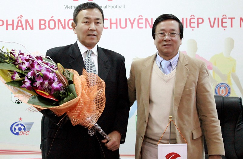 Ông Tanaka xuất thân là cầu thủ, thi đấu ở vị trí tiền vệ phòng ngự.