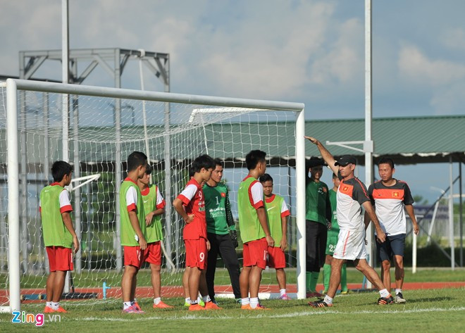 HLV Guillaume mong truyền thông cho U19 VN 'nghỉ ngơi'