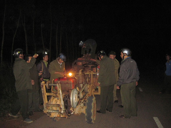 Cơ quan chức năng bắt 4 xe chở gỗ lậu.